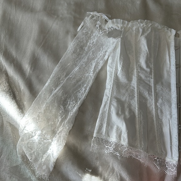 NWOT WHITE CORSET W LACE BACK BONING TIE DETAIL ON SLEEVES SWEETHEART NECK SZ L - Picture 3 of 5
